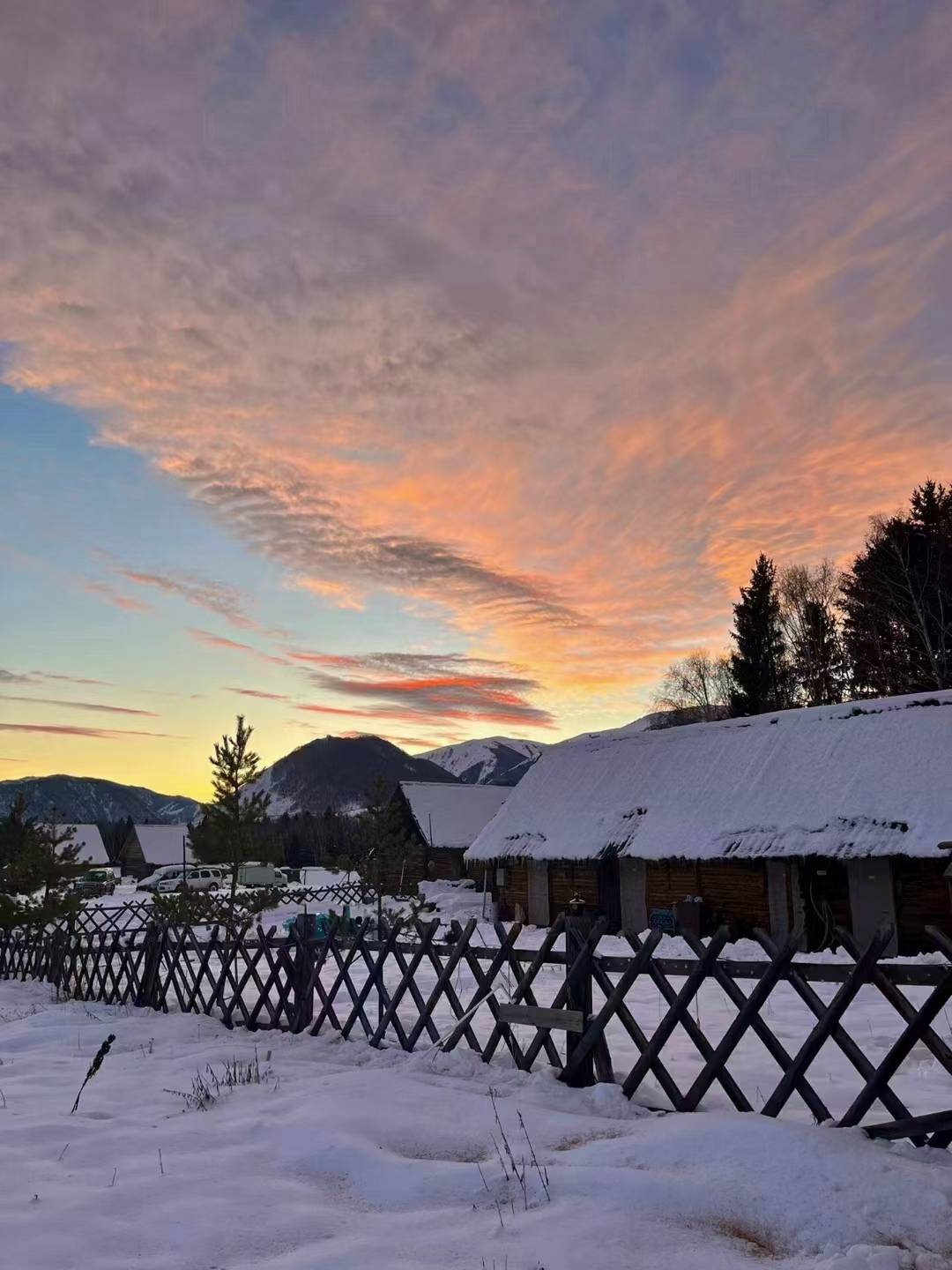 日落西山侧,云浮天际间.时逢小雪天,向晚起寒烟.