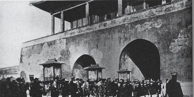 溥仪这样的"虚名"皇帝根本没有办法抵抗,最后只能被赶出皇宫,成为了