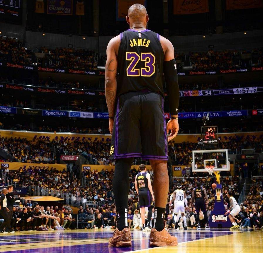 湖人进季中赛8强,球迷:今年要拿两枚戒指_the_lakers_jordan