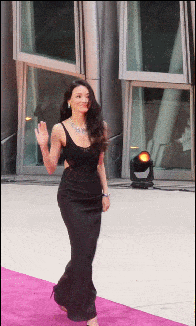 上海这一夜,47岁舒淇用松弛感证明,美人不在皮也不在骨,而在魂_珠宝