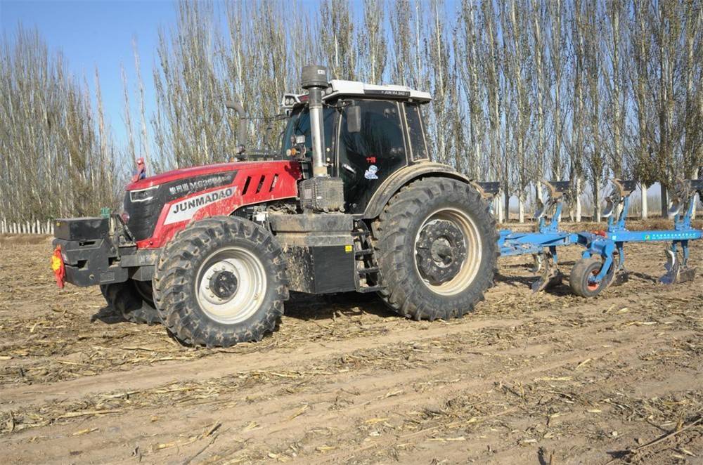 康斌朝购买的这台骏玛道2604拖拉机除了雇的机手开之外,在需要夜班