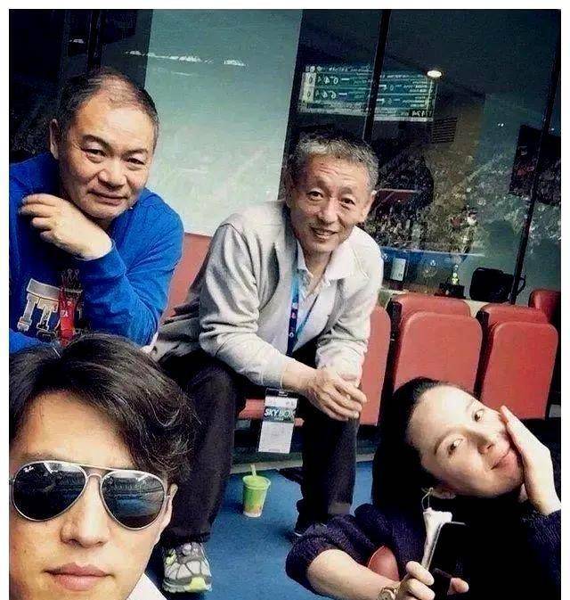 靳东夫妇难得同框,岁月静好,颜值魅力不减,展现成熟魅力_李佳_气质