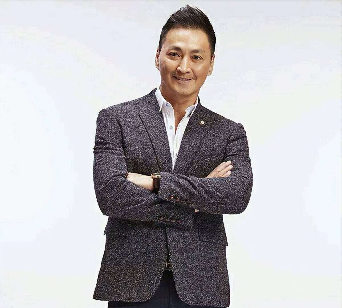 何家劲:攒钱给哥哥姐姐及离异的父母买房,他64岁单身漂泊在外_香港