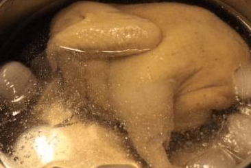 做白切鸡时，不要直接下锅煮，多加这一步骤，鸡肉更鲜嫩，没腥味(图2)