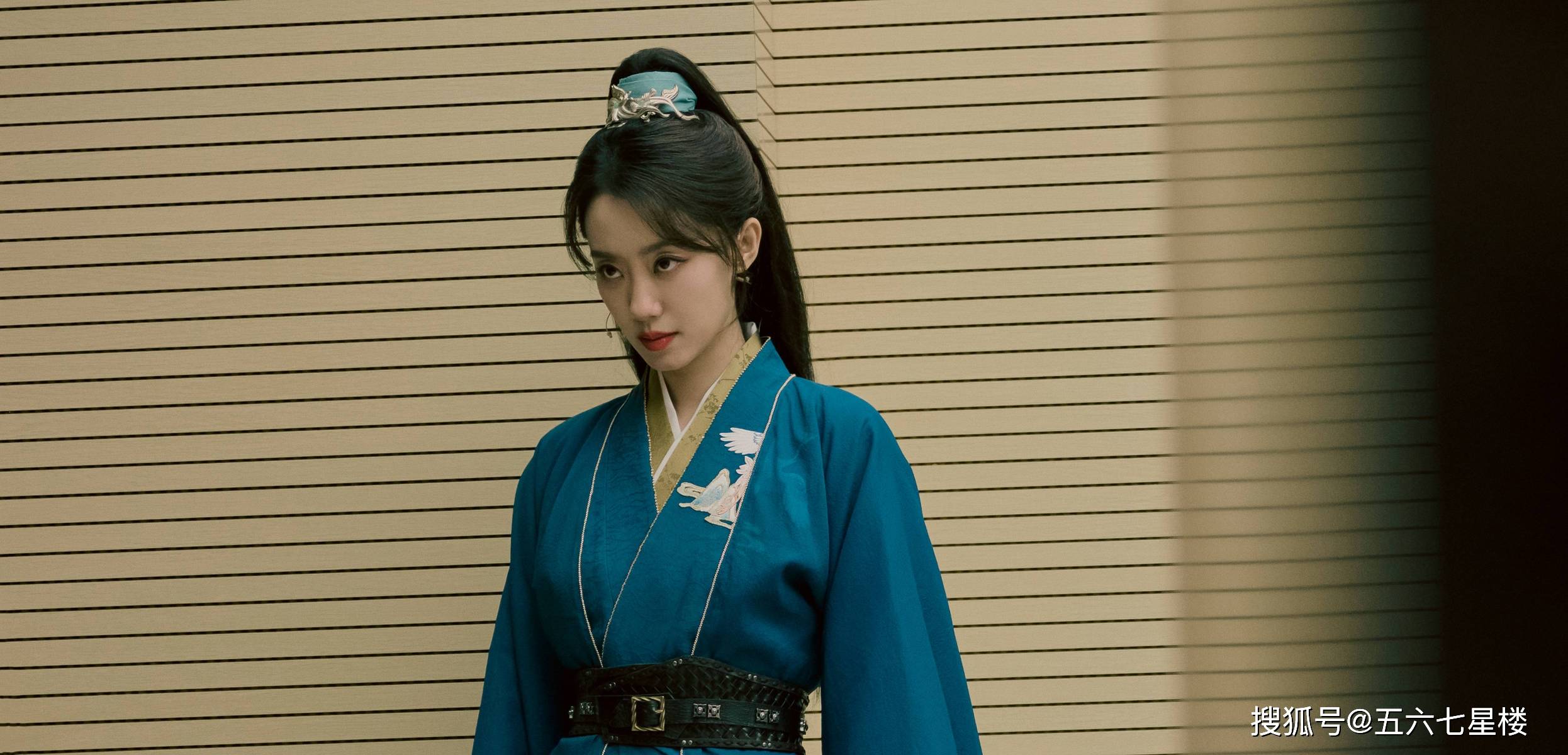 张小斐穿幽蓝古装锦衣化身女侠 意气风发_古韵_眼神_节目