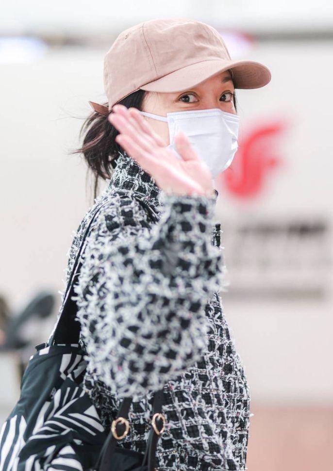 周迅现身成都双流机场,身穿"小香风"外套,优雅干练_时尚_品牌_风格