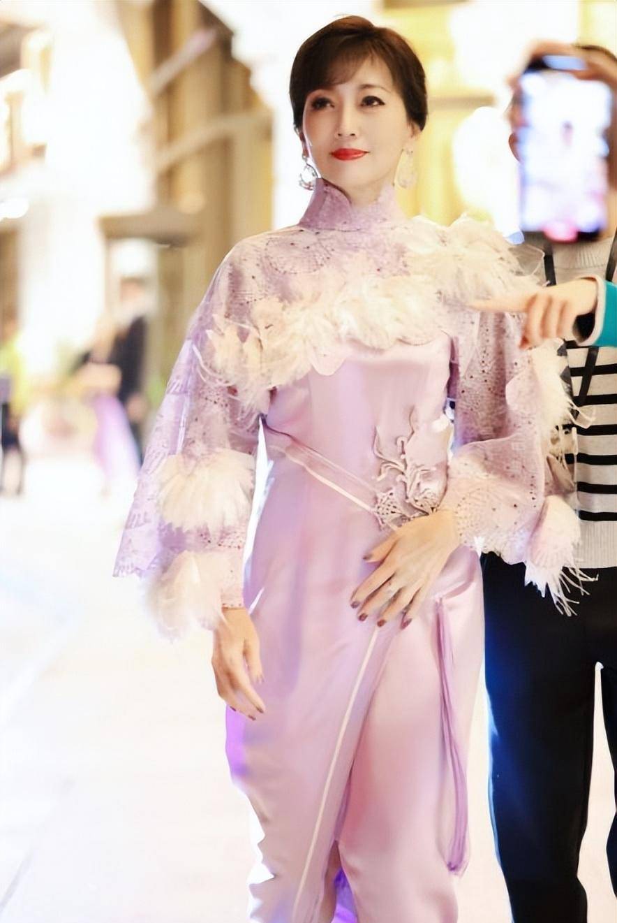 那天,赵雅芝选择了一件粉红色的旗袍.