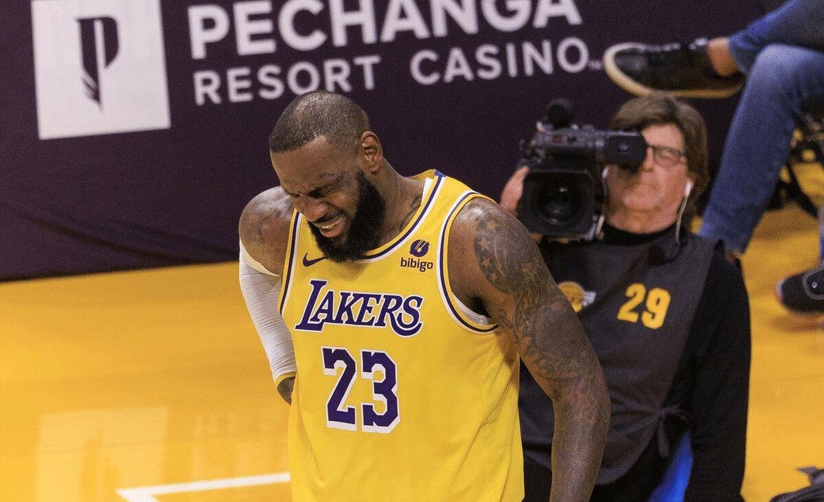 老詹末节16分,难抵一错误选择,欧文三分梦回当年,赛后温情拥抱_比赛