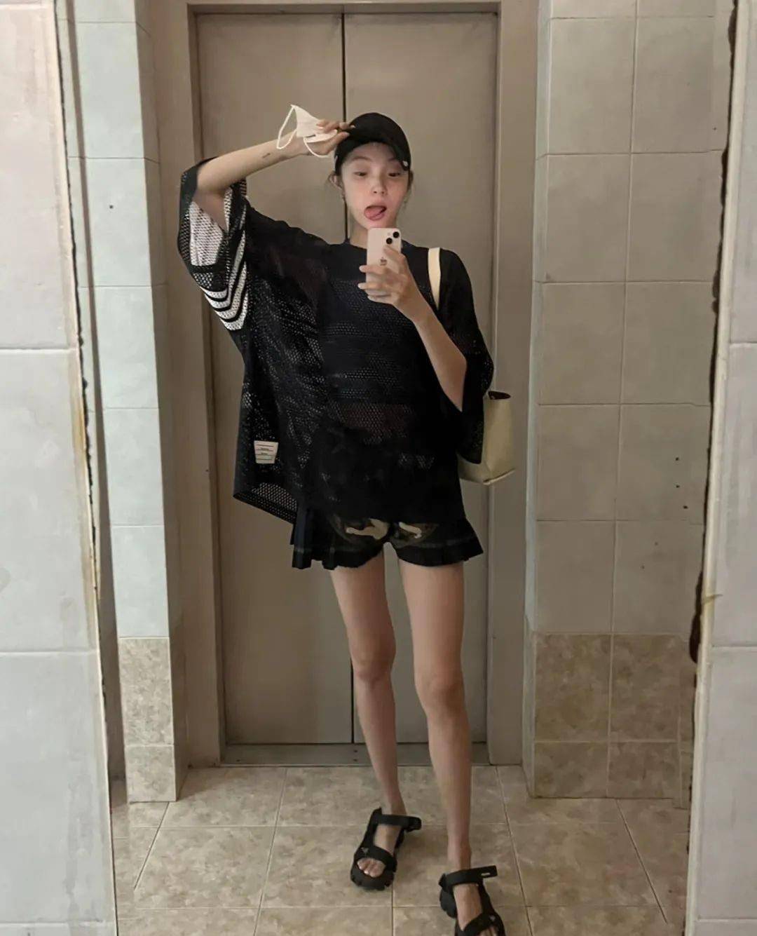 还记得雎晓雯和金大川吗?女儿的腿好长