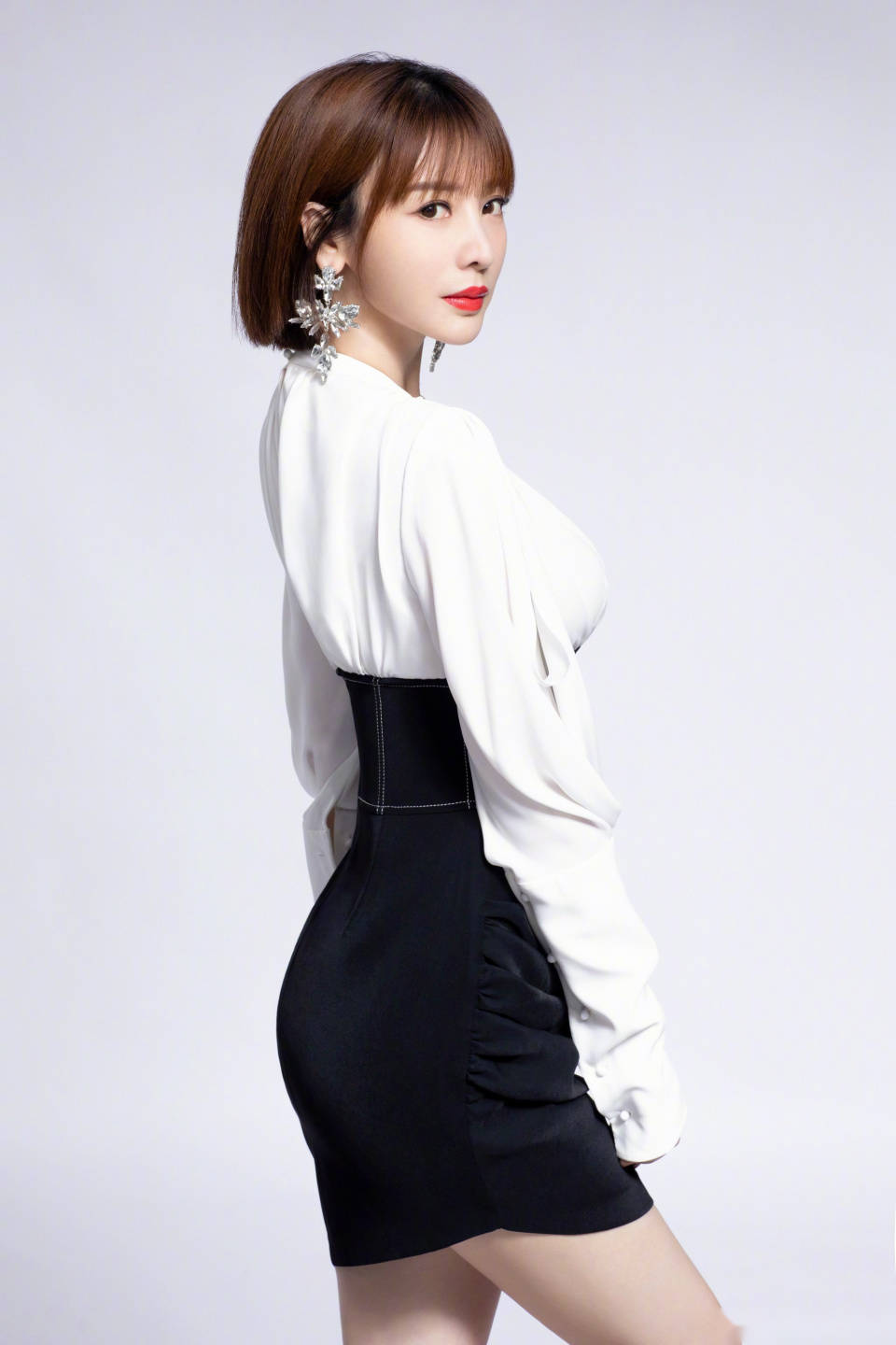 女神柳岩转变风格,健康生活迎接新生,43岁事业线消失撞脸网红_身材