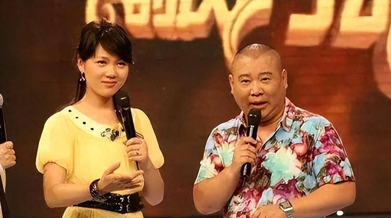 她是著名美女主持人,嫁给神秘老公生下三个孩子,50岁宛如少女_周群
