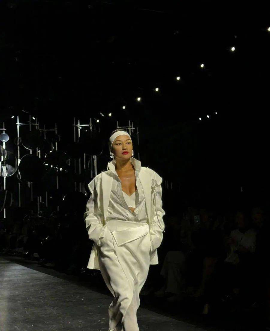 52岁瞿颖再现t台走秀惊艳了!