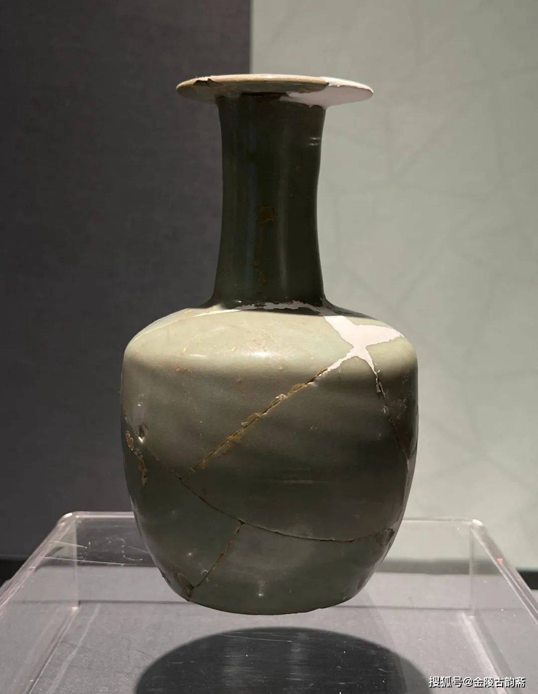 南宋修内司官窑青瓷直颈瓶(穿带瓶)惊现杭州南宋官窑博物馆