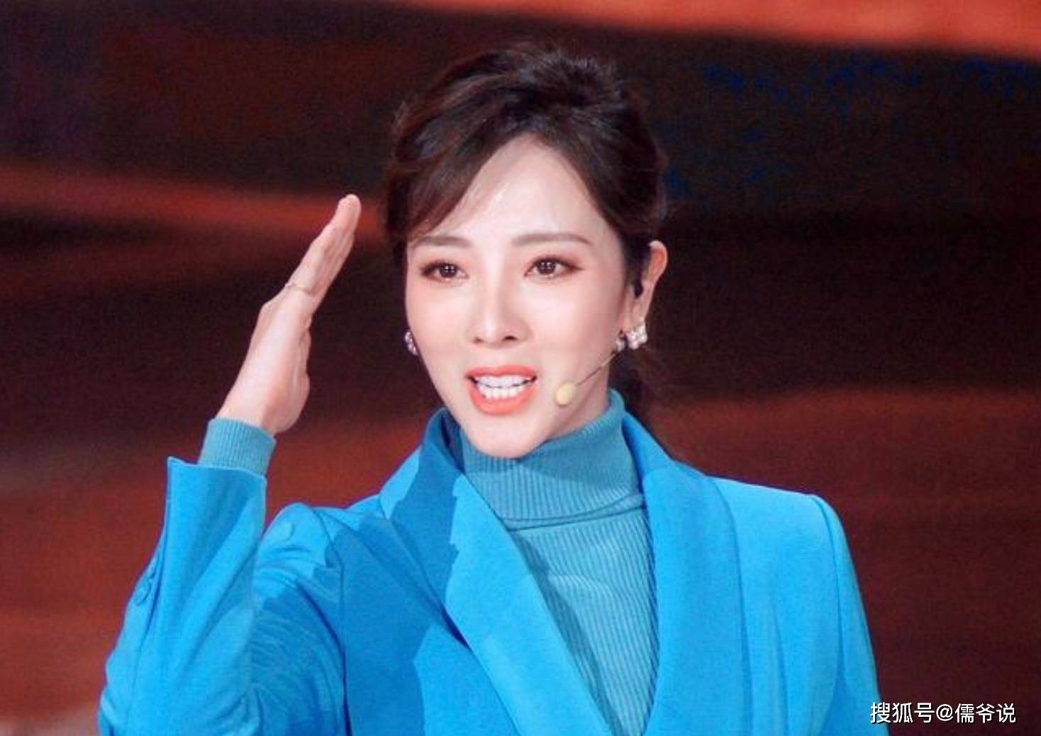 从央视离职的李思思,40天主持3场商演收入百万,却被吐槽掉格走下坡路