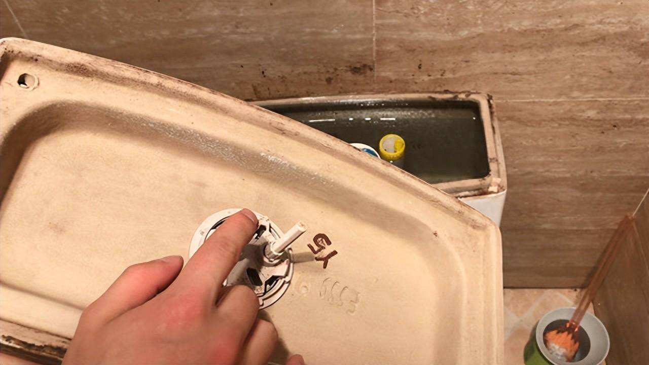 马桶按钮不回弹怎么修?_水箱_按键_水件