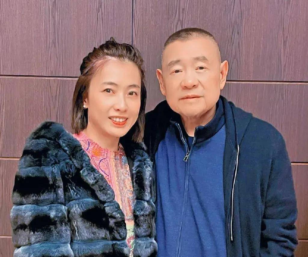 原创44岁甘比被偶遇,生图很显老撞脸刘銮雄!