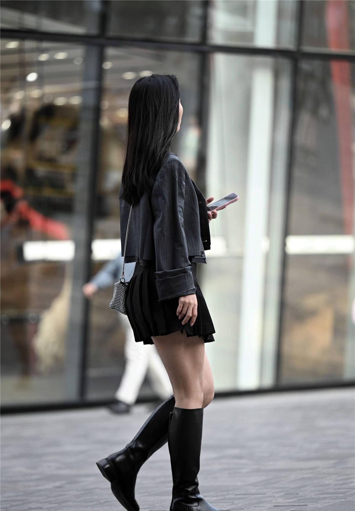 长靴搭配,不是过膝的款式,也可以穿出精致时尚的感觉_风格_美女_黑色