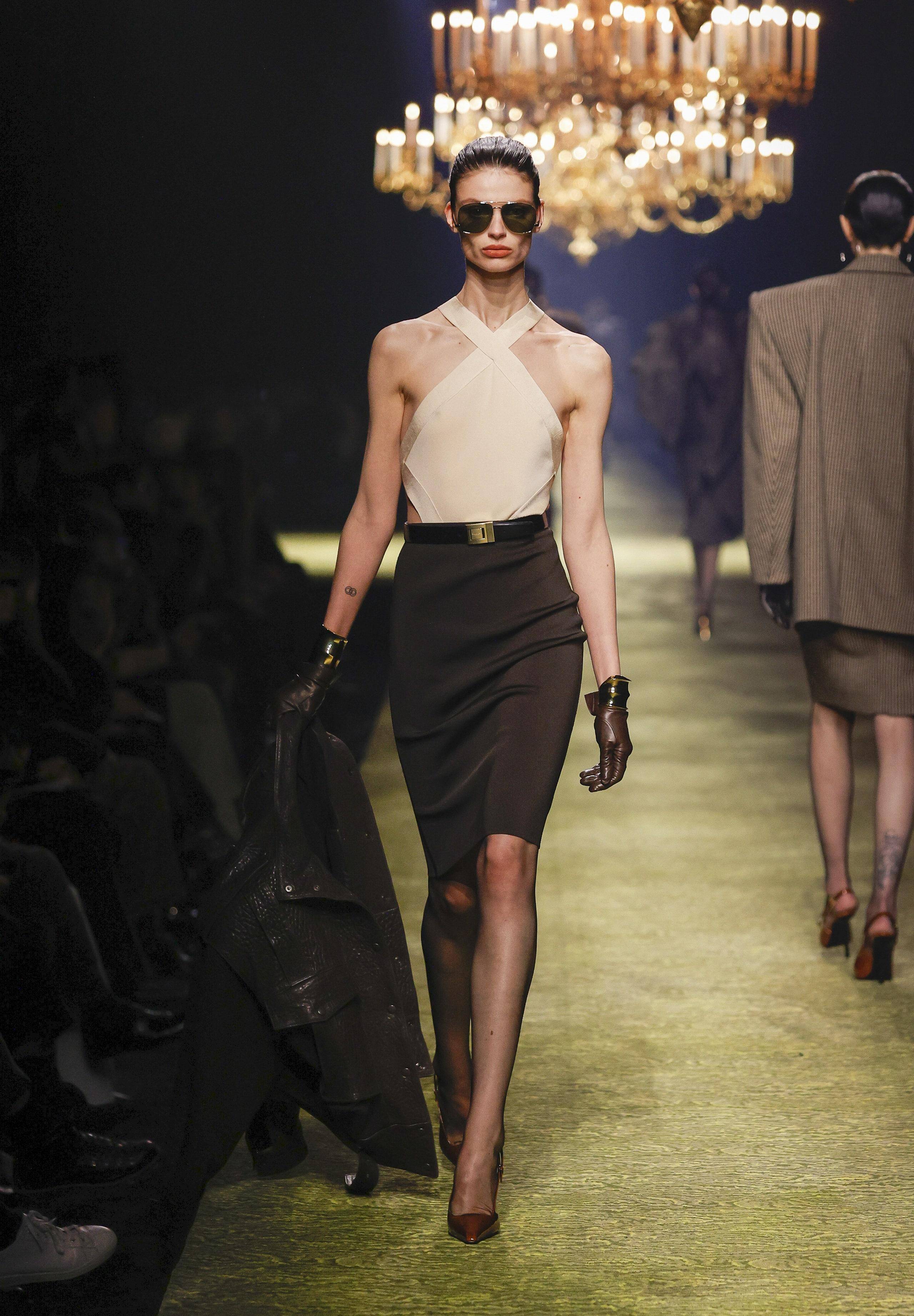 灵感源自由男装制成的经典 ysl 女装,正如圣罗兰本人过去所喜欢的那样