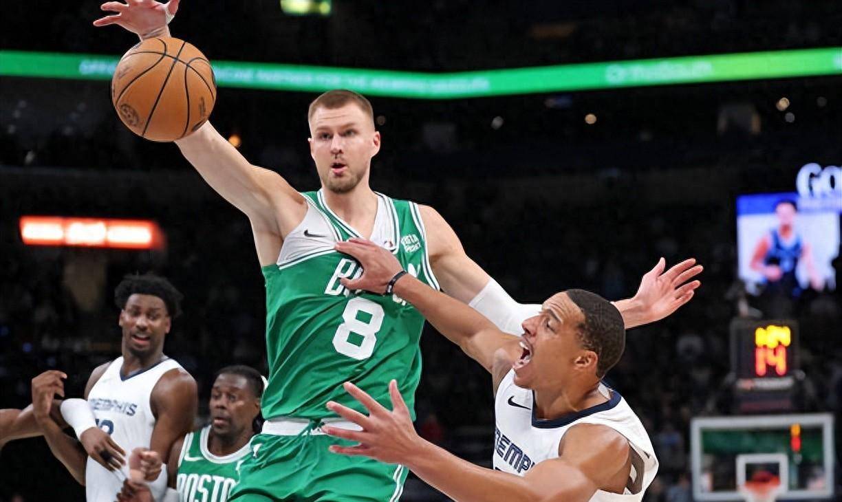 本场比赛,凯尔特人队首发中锋克里斯塔普斯-波尔津吉斯(克里斯塔普斯