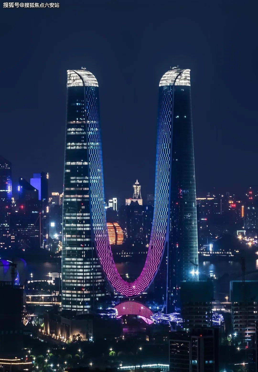 该项目以杭州拼音首字母"h"为外形蓝本,外形为"双子塔",是杭州2022年