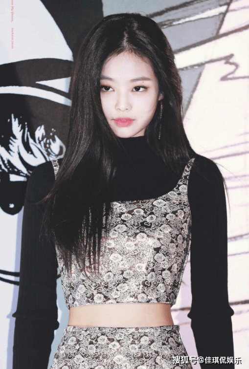 金珍妮对英国王眼神谄媚,因英国王授予lisa帝国勋章,表情做作引争议