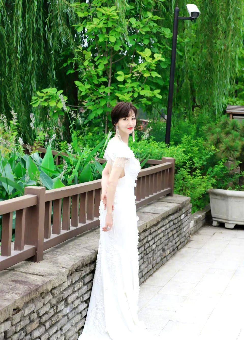 赵雅芝身穿白色紧身连衣裙出席活动,优雅又大气_长裙_设计_身材