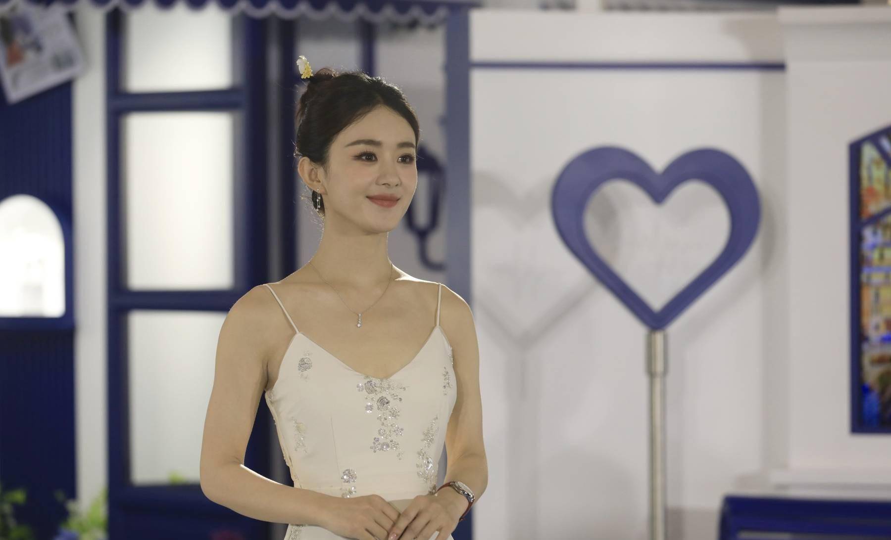 赵丽颖尽显魅力,白色吊袜裙尽显优雅_活动_笑容_身材