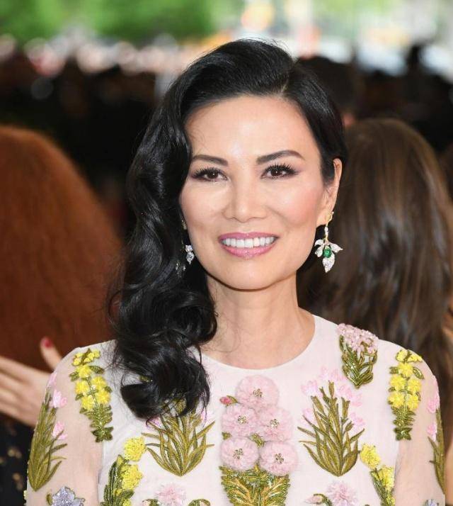 邓文迪靠什么搭上默多克?