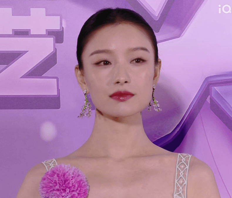 尖叫之夜红毯生图:杨幂白裙暴露腋下赘肉,刘诗诗眼窝凹陷显疲态_状态