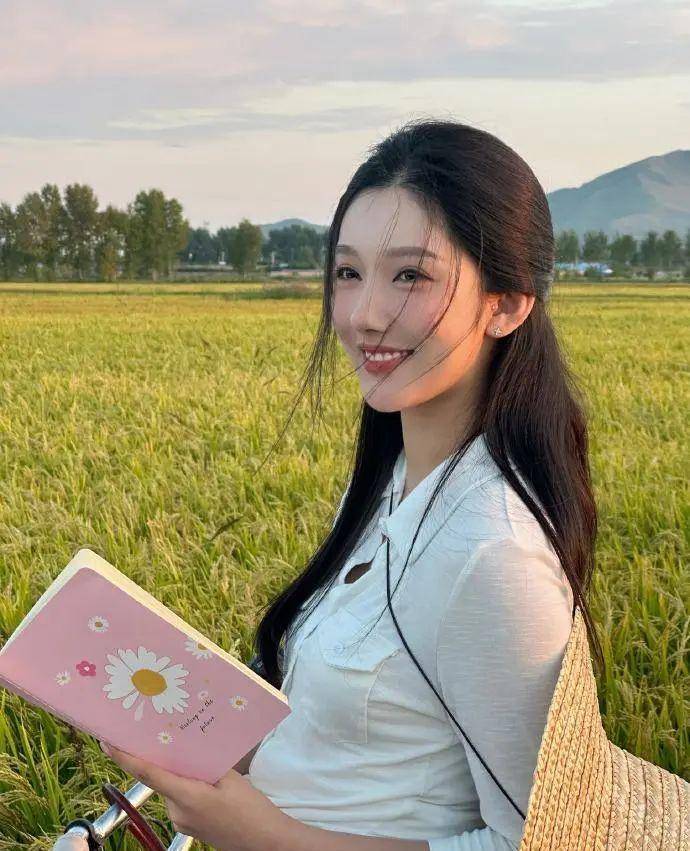 时间回到2021年,杜吴亦凡借口要选mv女主角,通过经纪人把美珠带回家.