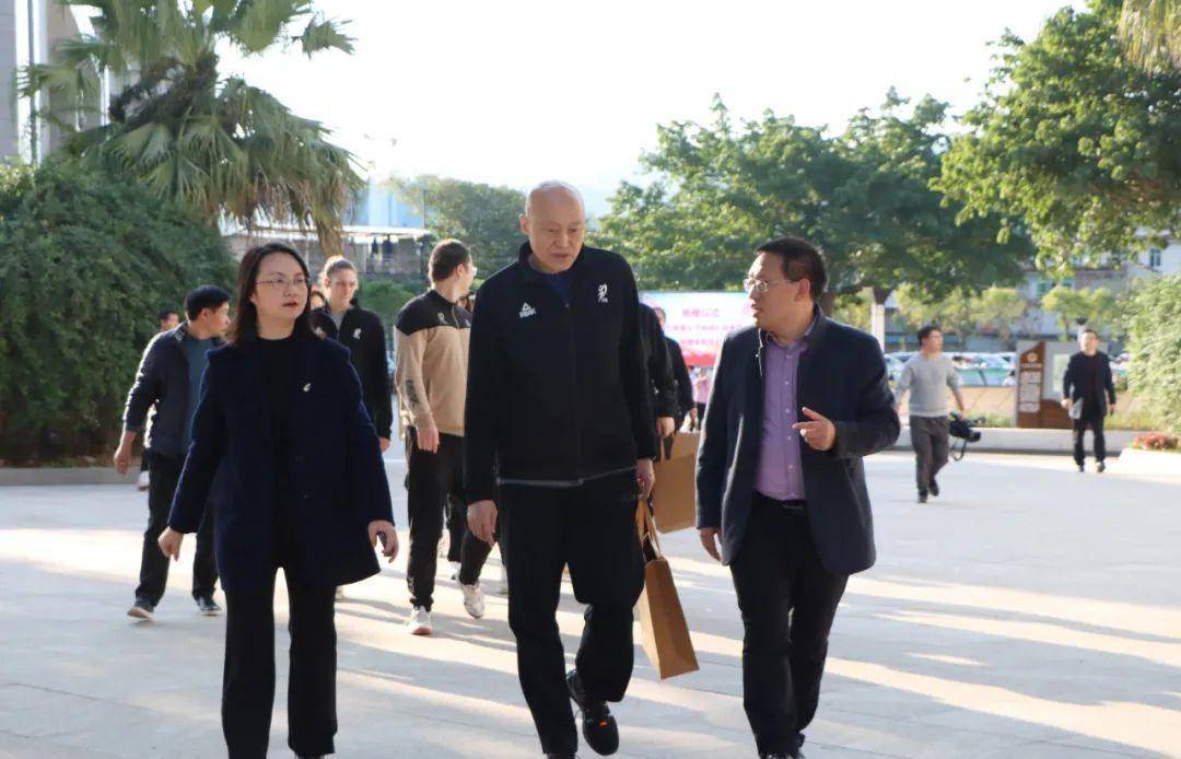 体育代表团参观高县中学校园四川五粮春体育当天,运动队队员还参观了