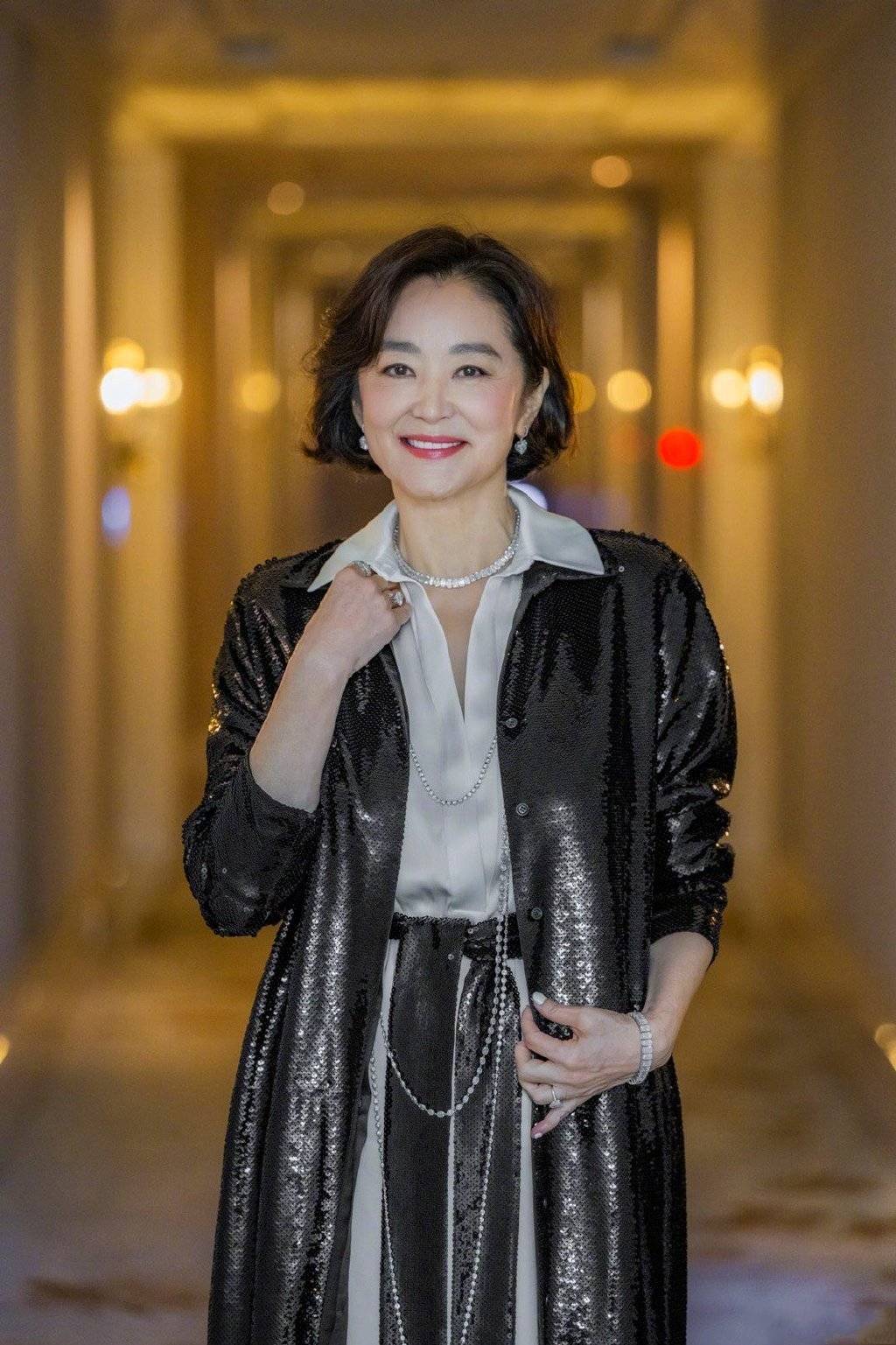 林志玲参加颁奖活动,身穿镂空裙抢镜,背有点不平脖子也有点前倾