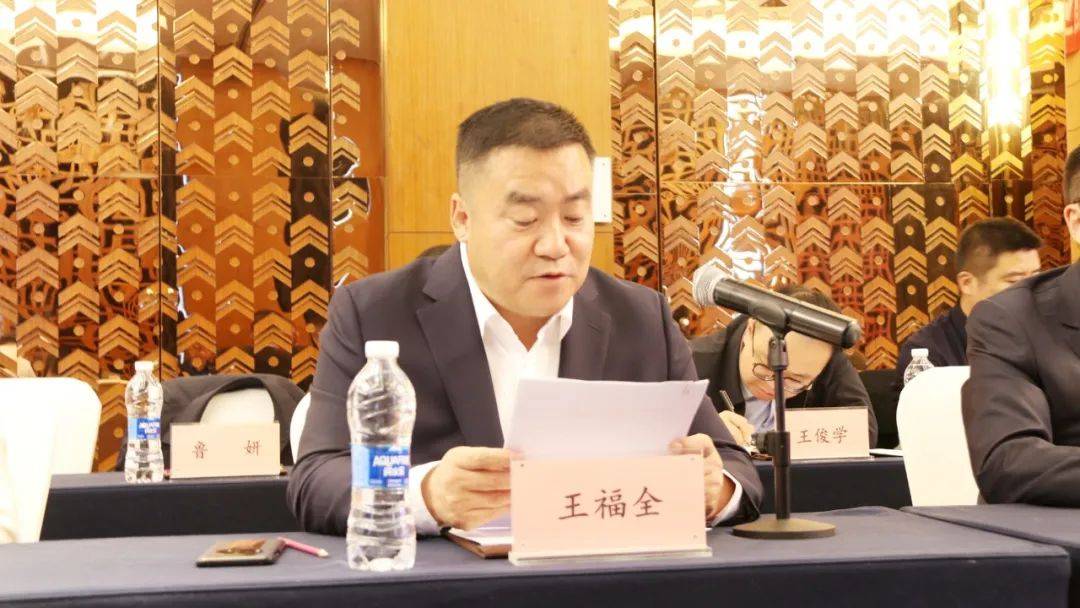 签约仪式上,王福全县长介绍了徽县县情及金徽酒发展情况.