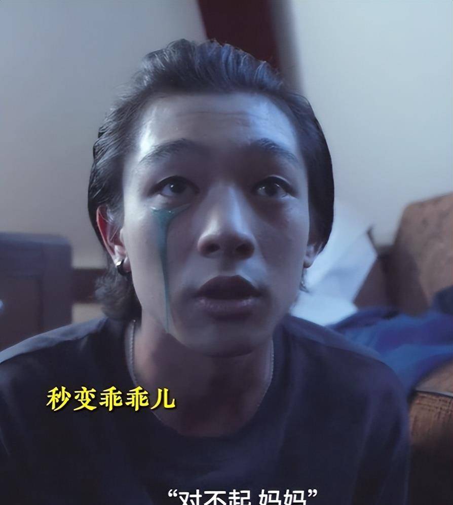 其实电影里有好几处变脸的戏份,比如他因为恶作剧造成妹妹毁容,正笑得