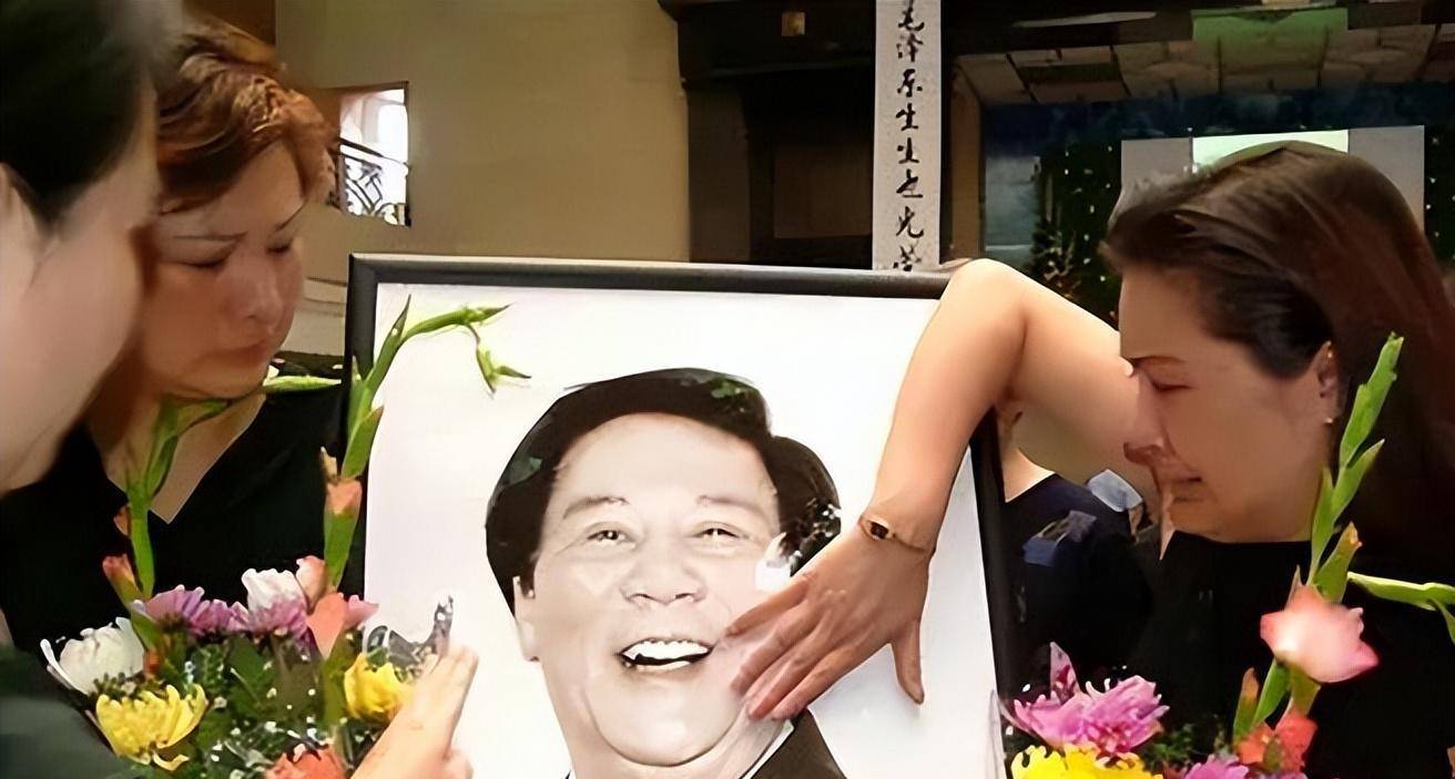 90年代,演员古月与妻儿合影,一家三口面对镜头,露出幸福的微笑_张燕