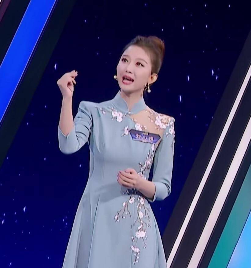 女主持惊艳到了,好身材遮不住,一双"漫画腿"很吸睛_比赛_风格_宋雪迎