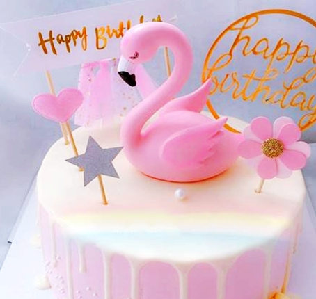 1,粉色的火烈鸟特别可爱,经常会被用到甜品里面,做成蛋糕更是会有许多