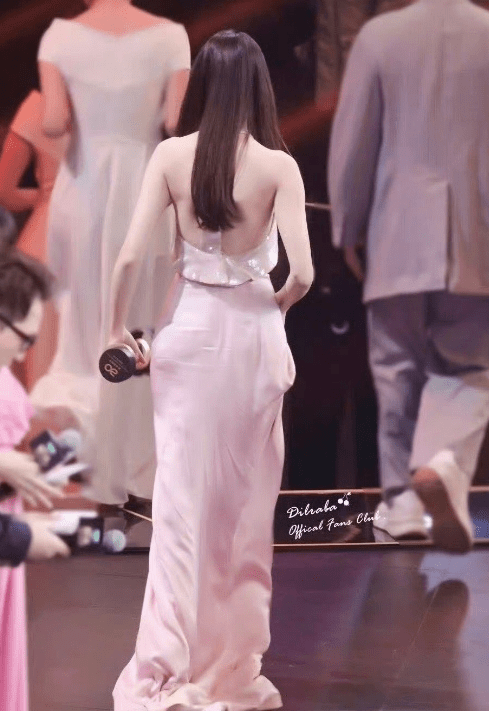 古力娜扎的出现,让她彻底原形毕露._美的_造型_身材