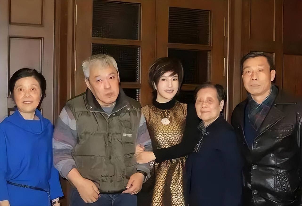 庆去世,天生低智仍给弟弟养老送终,刘晓庆发文悼念_徐大雯_子女_儿子