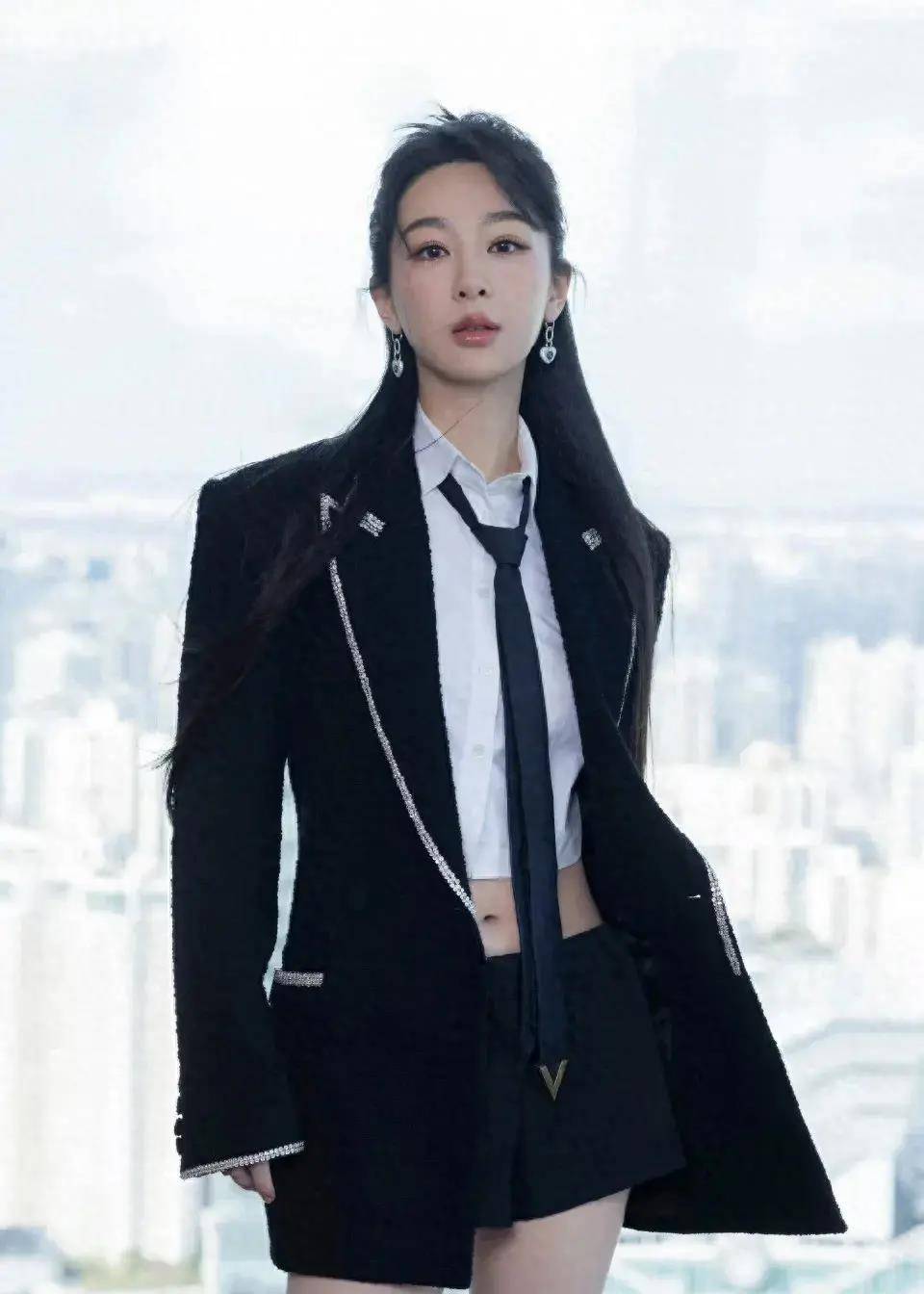 25新鲜事:杨紫,王一博,任嘉伦,成毅,王鹤棣,白敬亭_西装_造型_杨幂