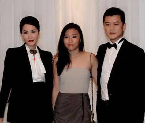 王菲之女窦靖童:3个爸爸两个妈,称遗产不给父母留给姐妹_情感_家庭