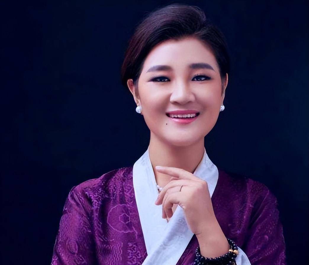 歌手降央卓玛:因丈夫高颜值疯狂倒追,婚后生3胎,如今怎么样了_丁真