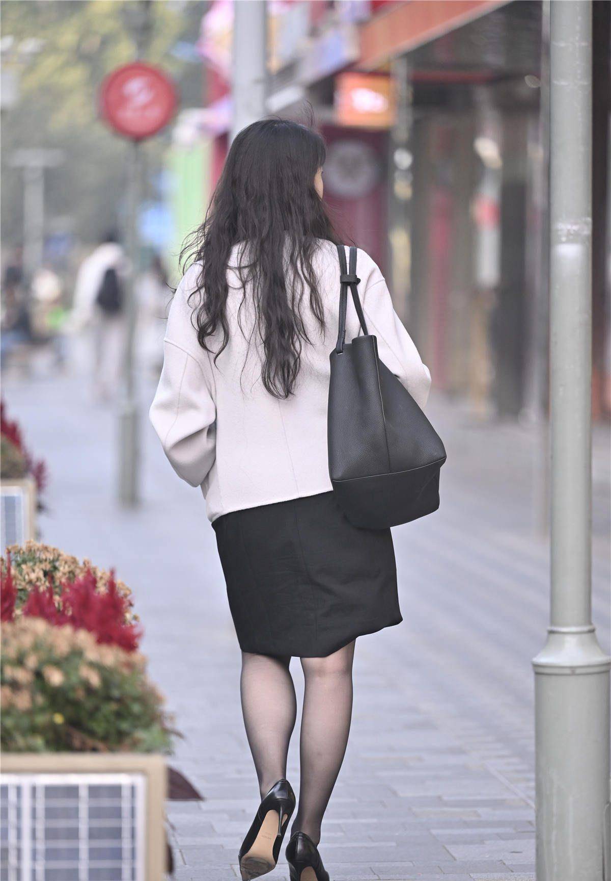 您自己上路时会穿什么风格的衣服?很多美女都喜欢丝袜.