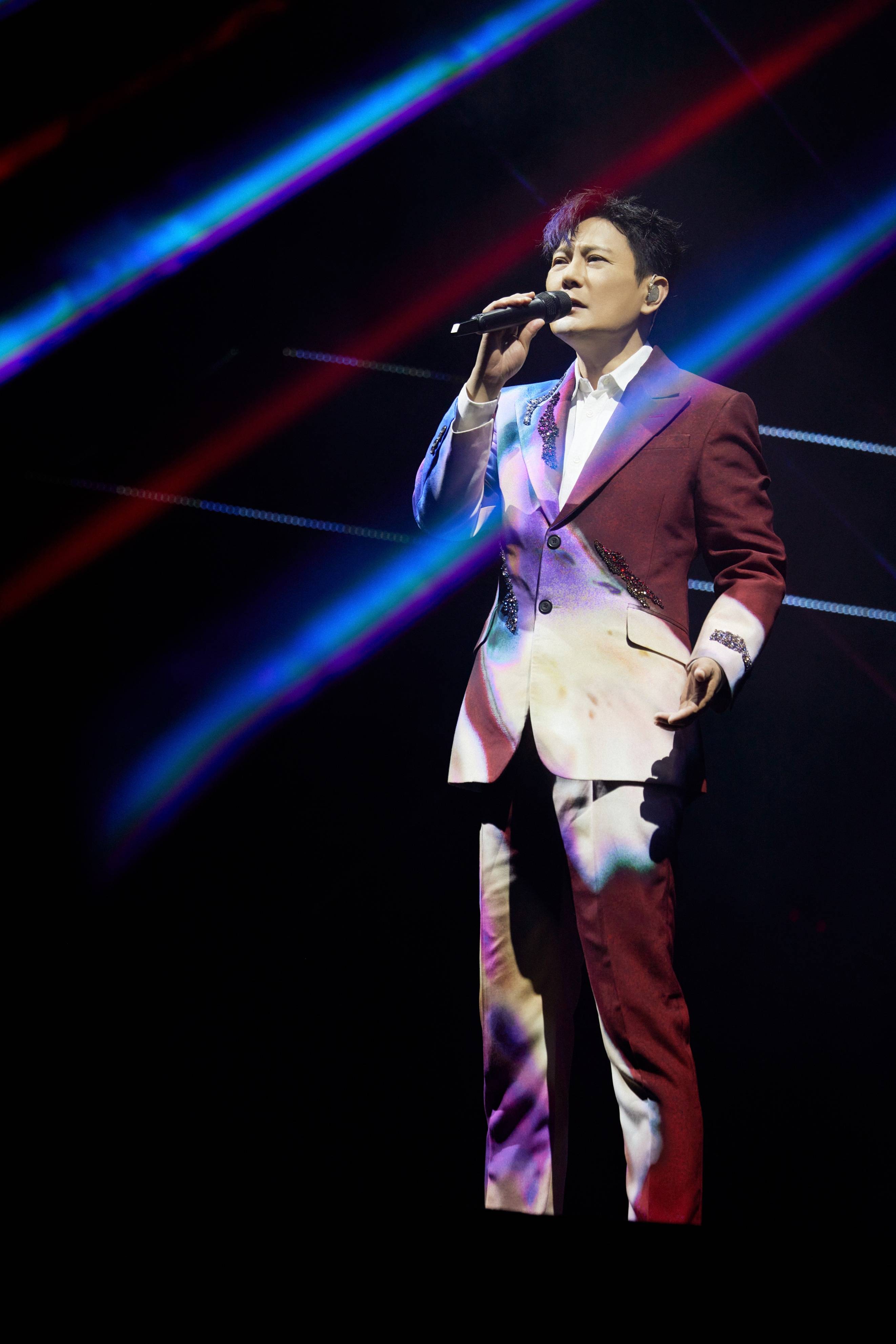 0温州站再现万人合唱,张信哲《雨后》新装满满设计感_歌迷_演出_音乐