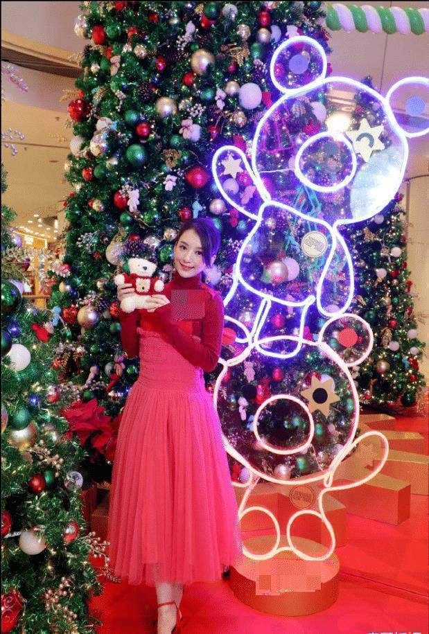 方媛首次担任导赏大使做主持,一身红裙端庄得体,形象满分超少女