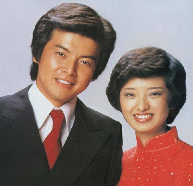 64岁山口百惠美人迟暮,71岁三浦友和帅气依旧,结婚43年恩爱如初_父亲