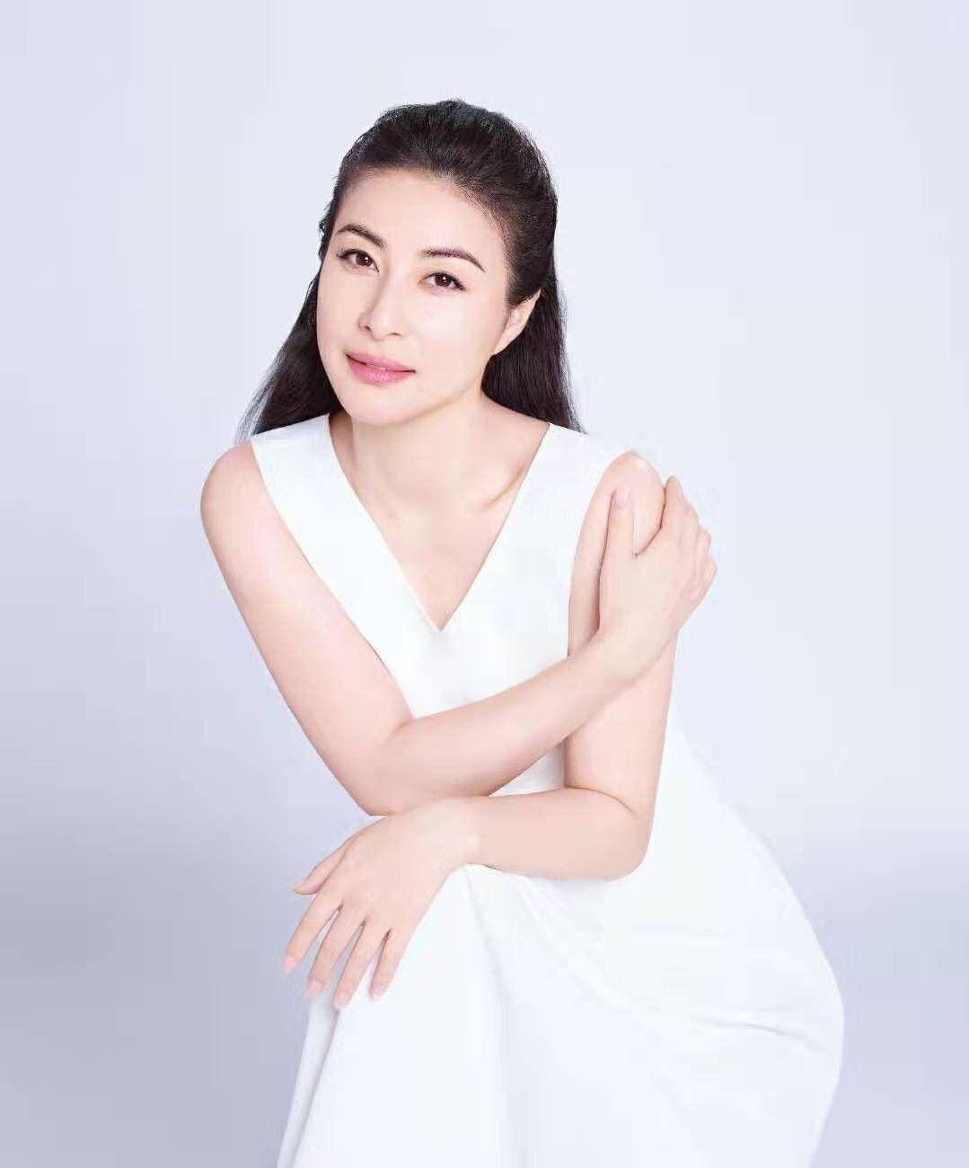郭晶晶与女神,高圆圆同框,两人都穿着小白衣,又不失气质,真正的富婆
