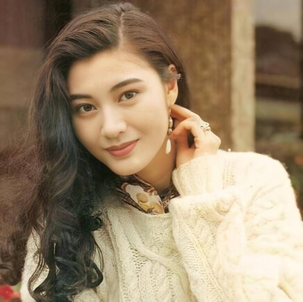 李嘉欣面部松弛,小腹发福,女神也老了,这一次合照的女网友赢了_香港