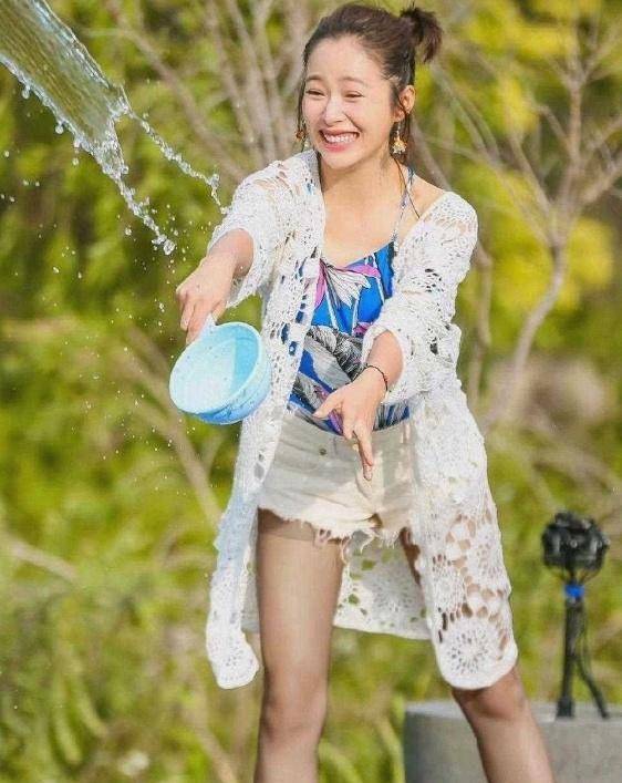 江一燕越来越开放了,黑色丝袜搭配吊带兜兜大秀迷人笑容!