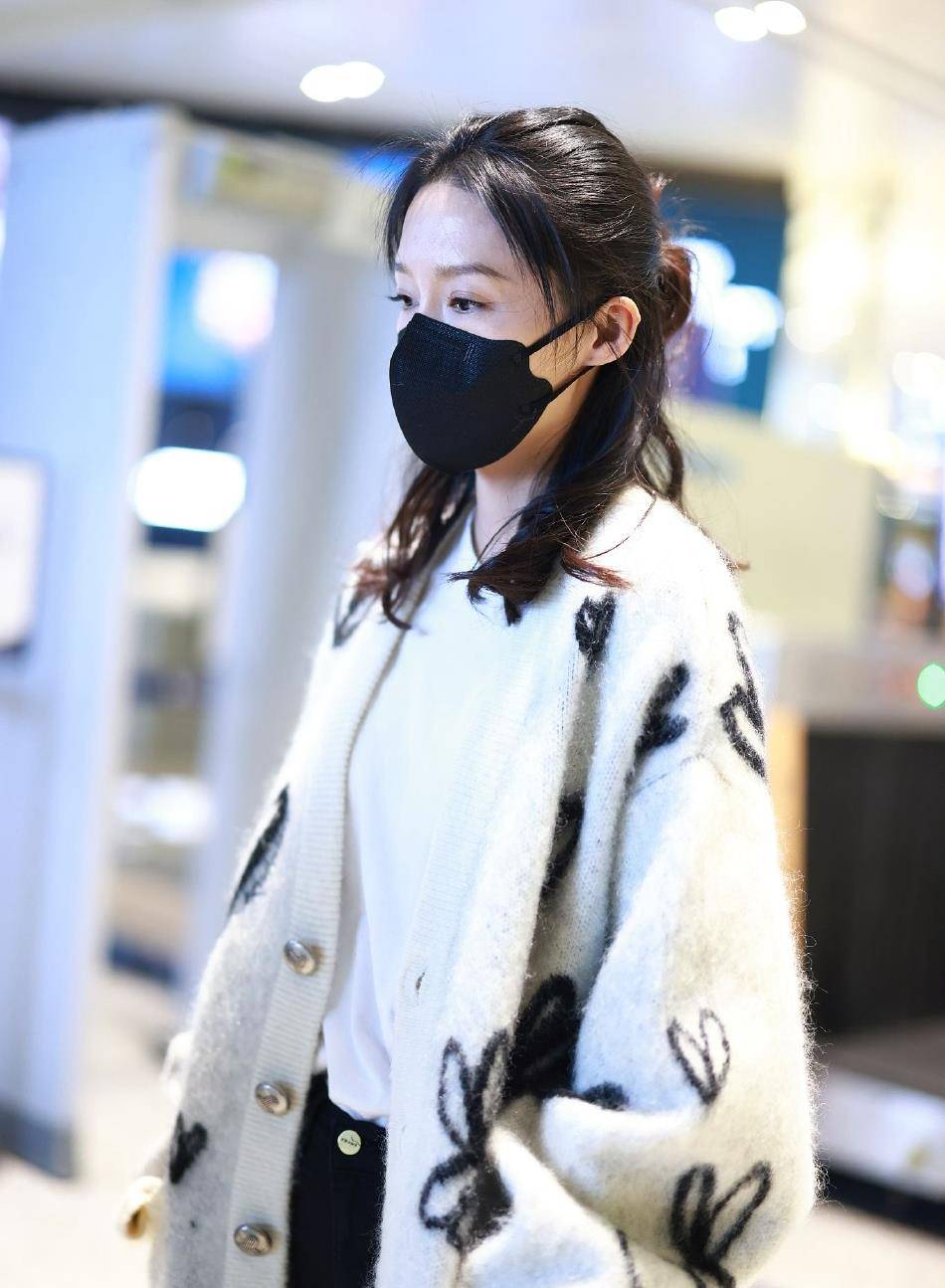 清新自然风格的女神-李沁机场围巾,爱心毛衣搭配优雅气质,带出了话题